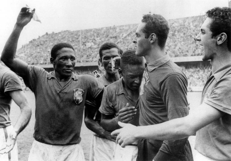 Fußball, WM 1958 in Stockholm, Finale Brasilien Schweden 5 - 2 Weltmeister Brasilien, v.li.: Djalma Santos, Didi, der Freudentränen vergießende Pele, Torwart Gilmar und Orlando - PUBLICATIONxINxGERxSUIxAUTxHUNxUSAxONLY