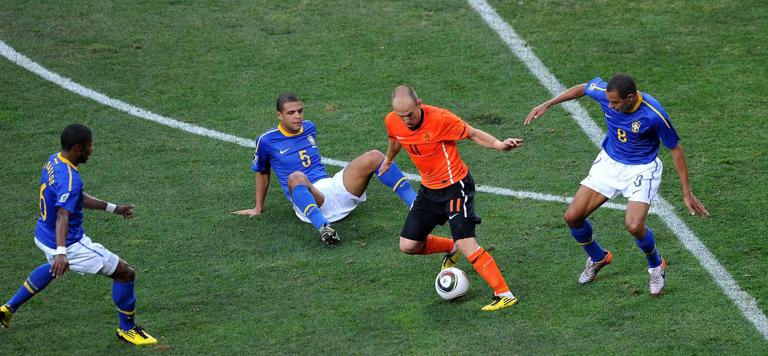 Bildnummer: 06121217 Datum: 02.07.2010 Copyright: imago/Xinhua
Arjen Robben (2nd R) of the Netherlands (orange) breaks through during the 2010 World Cup quarterfinal soccer match against Brazil (blue) at Nelson Mandela Bay stadium in Port Elizabeth, on July 2, 2010. PUBLICATIONxNOTxINxCHN; Fussball Herren WM Nationalteam Länderspiel Viertelfinale Port Elizabeth Aktion vdig xsp 2010 quer Aufmacher premiumd xint
Image number 06121217 date 02 07 2010 Copyright imago Xinhua Arjen seals 2nd r of The Netherlands orange Breaks Through during The 2010 World Cup Quarter finals Soccer Match Against Brazil Blue AT Nelson Mandela Bay Stage in Port Elizabeth ON July 2 2010 PUBLICATIONxNOTxINxCHN Football men World Cup National team international match Quarter-finals Port Elizabeth Action shot Vdig 2010 horizontal Highlight premiumd