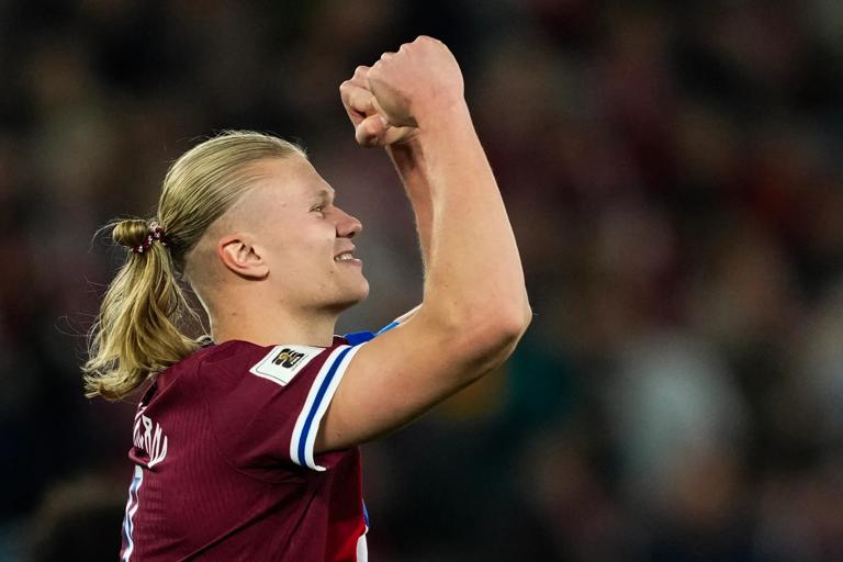 TOPSHOT - Norway's forward #09 Erling Braut Haaland (L) celebrates scoring his second goal the 4-0 during the 2026 World Cup qualifiers Europe zone group I football match between Norway and Israel on October 11, 2025 in Oslo, Norway. (Photo by Fredrik Varfjell / NTB / AFP) / Norway OUT / ALTERNATIVE CROP (Photo by FREDRIK VARFJELL/NTB/AFP via Getty Images)