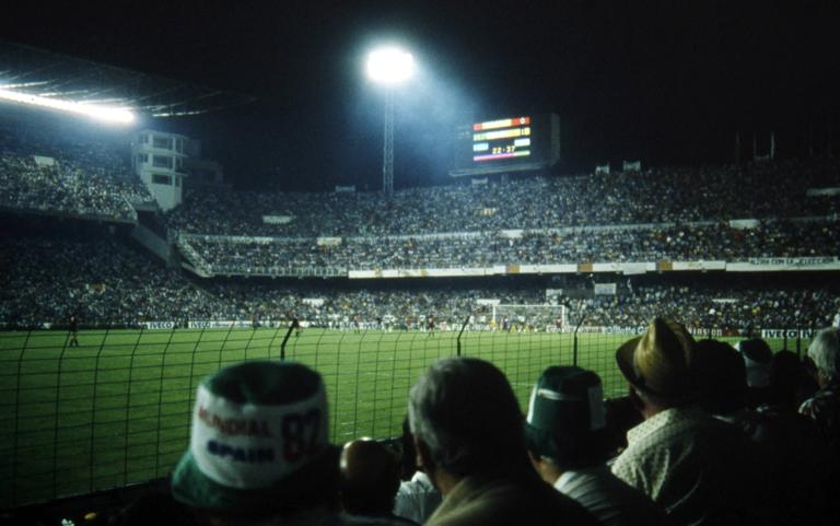 FIFA World Cup WM Weltmeisterschaft Fussball - Espana 1982 (Spain 1982) 25.6.1982, Estadio Luis Casanova, Valencia. FIFA World Cup 1982, Group 5: Spain v Northern Ireland. Stadium panomara from behind the anti-hooligan fence. Noxthirdxpartyxsales PUBLICATIONxINxGERxSUIxAUTxHUNxONLY (75038325)