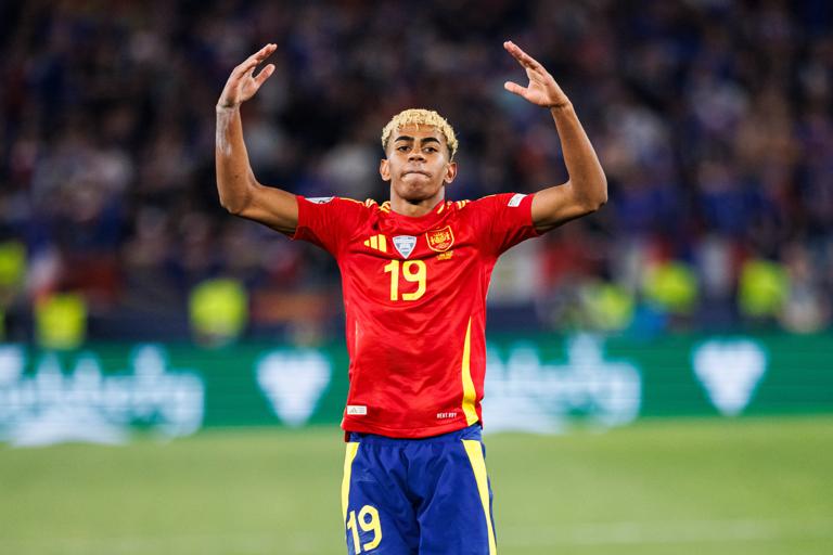 26 Superstars: Lamine Yamal FIFA