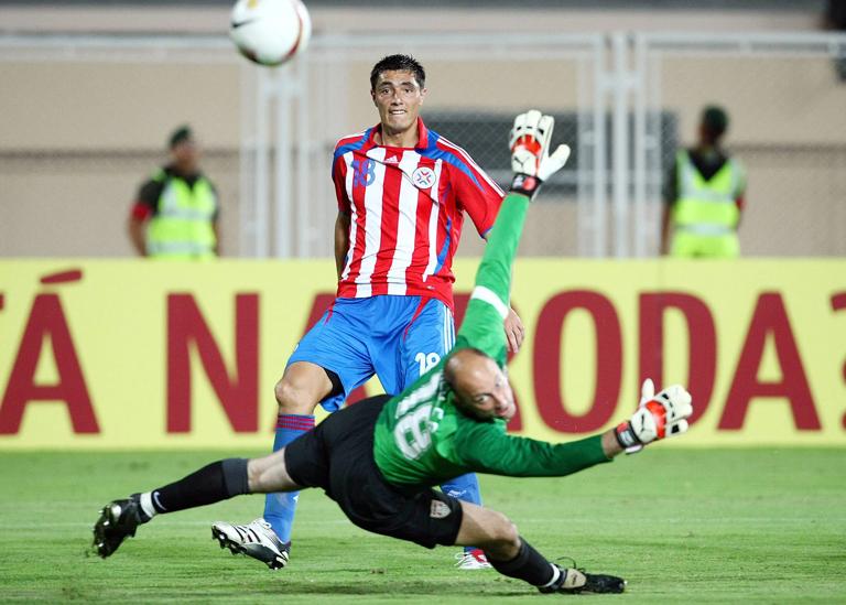 Bildnummer: 02935782 Datum: 02.07.2007 Copyright: imago/Ulmer
Oscar Cardozo (Paraguay) erzielt das 2:1 - Torwart Kasey Keller (USA) chancenlos; USA - Paraguay 1:3, Nationalmannschaft, Nationaltrikot, Aufmacher, Casey, Vdig, quer, Duell, Ball, Tor, Treffer, Gegentor Copa America 2007, Amerika, Südamerikameisterschaft, Südamerika, Meisterschaft, Gruppe C, Barinas Dynamik, Fußball Länderspiel Herren Mannschaft Gruppenbild Aktion Werbemotiv Personen