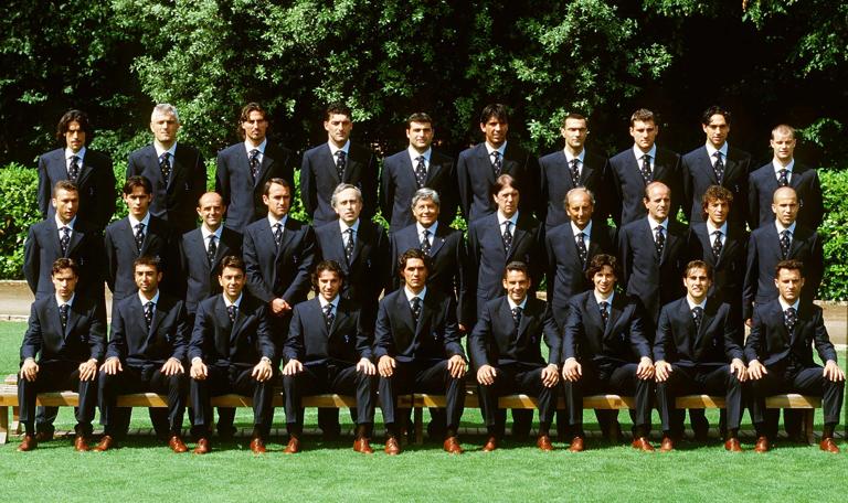 Bildnummer: 00788945 Datum: 28.05.1998 Copyright: imago/Buzzi
Mannschaftsbild Italien hinten v.li.: Torricelli, Ravanelli, D. Baggio, Torwart Pagliuca, Torhüter Peruzzi, Keeper Buffon, Bergomi, Vieri, Nesta, Pessotto; Mitte: Cois, F. Inzaghi, X, Co-Trainer Pietro Ghedin, X, FIGC-Präsident Luciano Nizzola, Trainer ..; ... Cesare Maldini, X, Assistent Comunardo Niccolai, Moriero, di Biagio; vorn: Chiesa, di Matteo, Costacurta, del Piero, Maldini, Baggio, Albertini, Cannavaro und di Livio; quer, Nationalmannschaft, Nationalteam, Mannschaftsfoto, Outfit, Kleidung, Anzug Weltmeisterschaft 1998, Vorstellung, Präsentation, Pressetermin, Kader, Vdia Rom Fußball WM Herren Mannschaft Italien Totale Randmotiv Personen