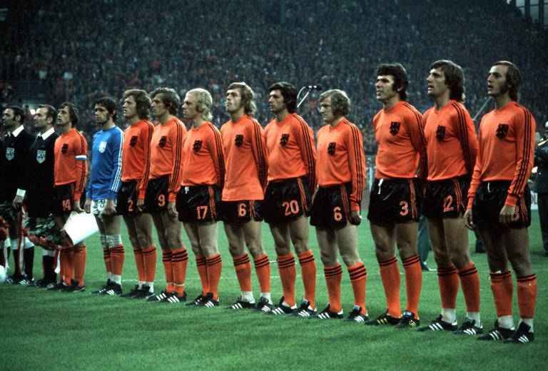 Football, 1974 World Cup Finals, Holland team group: l-r, Cruyff, Jongbloed, Haan, Keizer, Rijsbergen, Rep, Suurbier, Jansen, Hanegem, Krol, Neeskens (Photo by Bob Thomas Sports Photography via Getty Images)