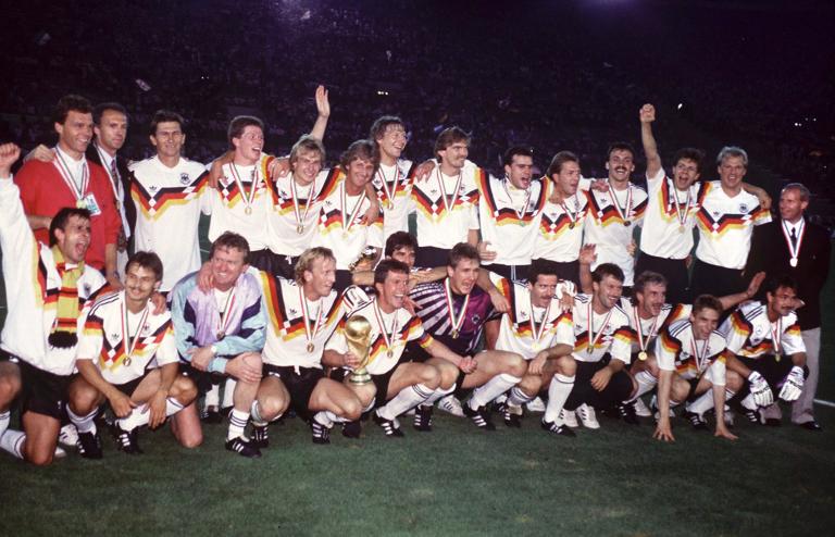 ROME, ITALY - JULY 08: WM 1990 in ITALIEN, Finale, Rom; DEUTSCHLAND - ARGENTINIEN (GER - ARG) 1:0; TAEM DEUTSCHLAND - WELTMEISTER 1990 - (Photo by Bongarts/Getty Images)